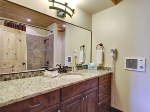 Hair dryer, towels - Cozy and luxurious 4-Bedroom/2.5 bath, 2-Level Townhome directly Across from Nav (Brian Head)