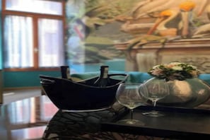 Interior - Charming Canal View Apartment in Historic Venetian Palace







 (Venezia)