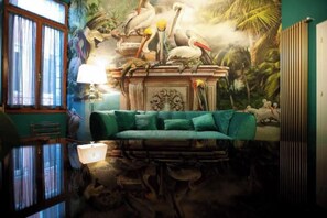 Interior - Charming Canal View Apartment in Historic Venetian Palace
(Venezia)