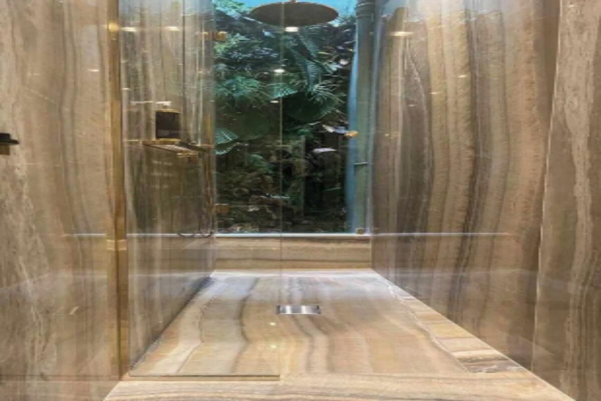 Secadora de cabello, bidet, toallas, jabón 