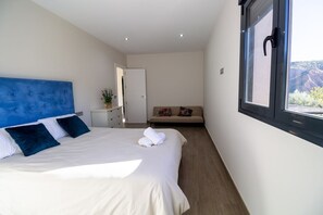 5 bedrooms, WiFi, bed sheets