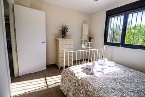 5 bedrooms, WiFi, bed sheets