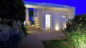 A modern house with a staircase leading to a bedroom, surrounded by greenery. - Villa il Melograno 4+2, Emma Villas (Ragusa)