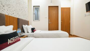 Deluxe Double or Twin Room | Desk, laptop workspace, iron/ironing board, free WiFi