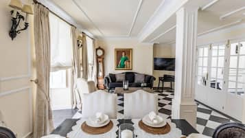 Huis | Badkamer | Een bad/douchecombinatie, een diep bad, een haardroger, handdoeken