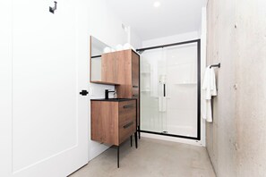 Shower, hair dryer, towels, soap - Le Boréal Abitibi Hôtel (Val-d'Or)