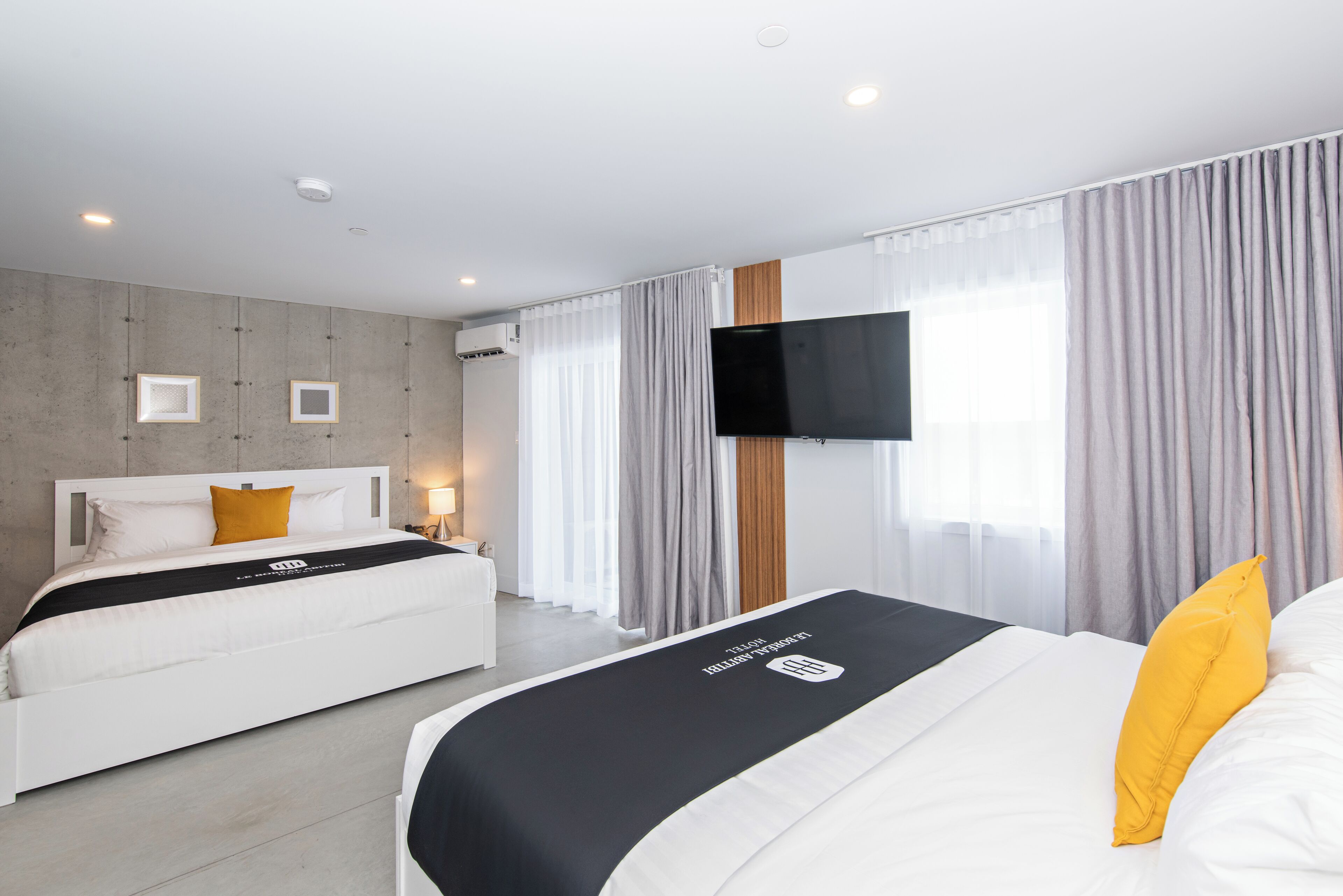 高級寝具、遮光カーテン、防音設備、WiFi (無料)