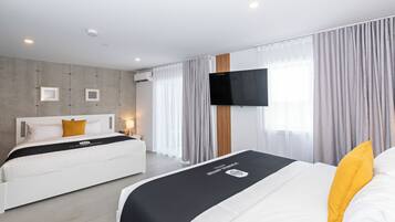 Luxe beddengoed, verduisterende gordijnen, geluiddichte muren