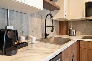 Full-sized fridge, microwave, stovetop, dishwasher - Le Boréal Abitibi Hôtel (Val-d'Or)