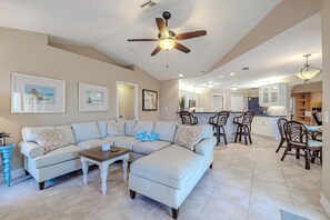 Smart TV, table tennis - Elegant 5-BR Escape w/ Waterfront View & Pvt Pool (Cape Coral)