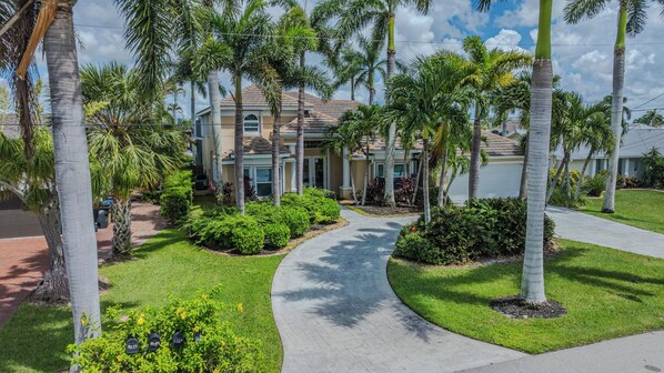 Property grounds - Elegant 5-BR Escape w/ Waterfront View & Pvt Pool (Cape Coral)