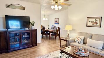 Smart TV, livros, aparelho de som