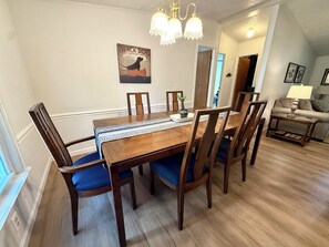 Dining - Beautiful cozy home in Thomson near lake and boat ramp (Thomson)