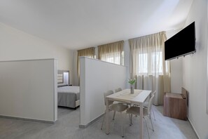 JOLANDA SEA BREEZE OSTRO | Ropa de cama de alta calidad y caja de seguridad en la habitación