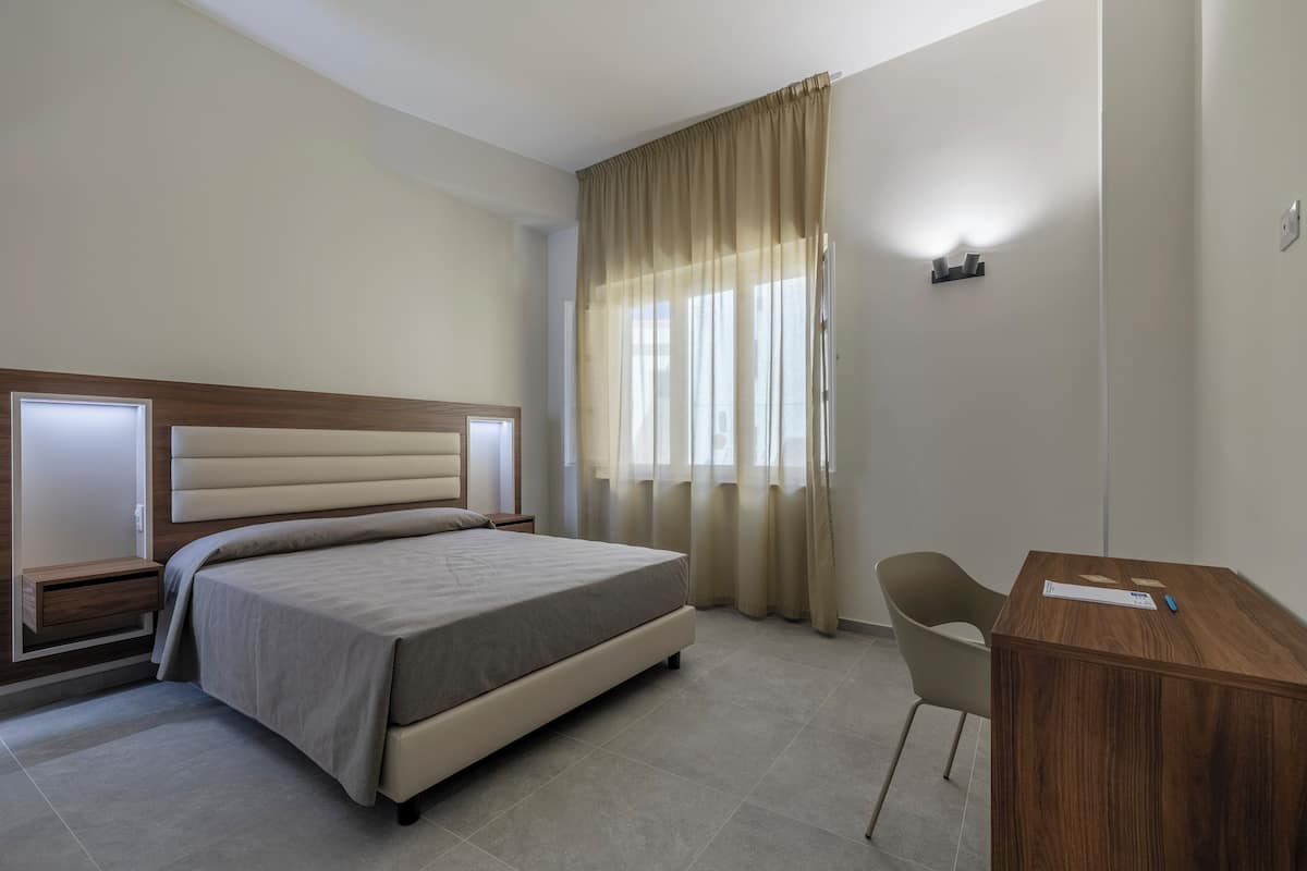 1 quarto, cofres nos quartos, escrivaninha