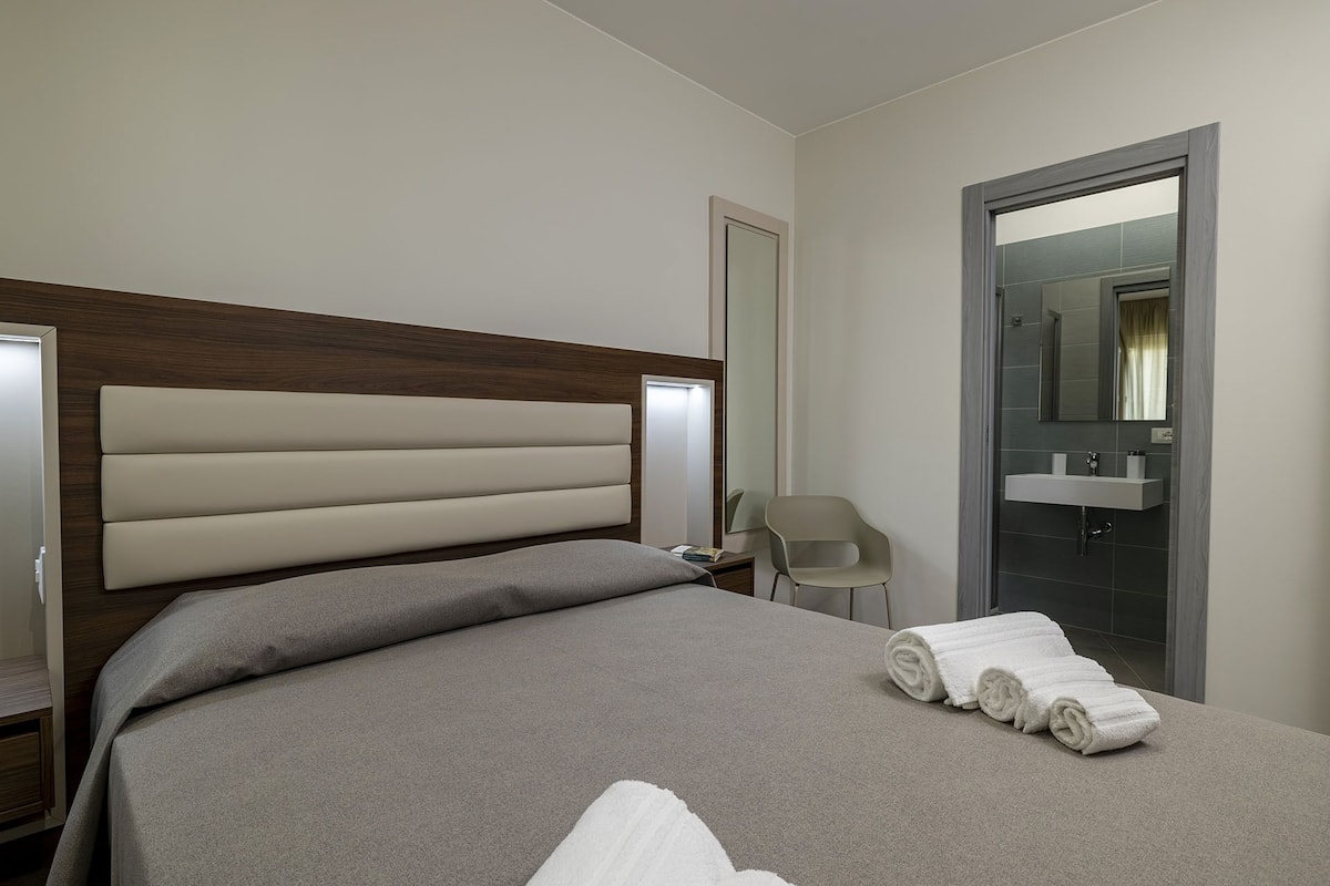 1 quarto, cofres nos quartos, escrivaninha