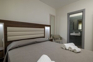 1 kamar tidur, seprai premium, brankas, dan meja kerja