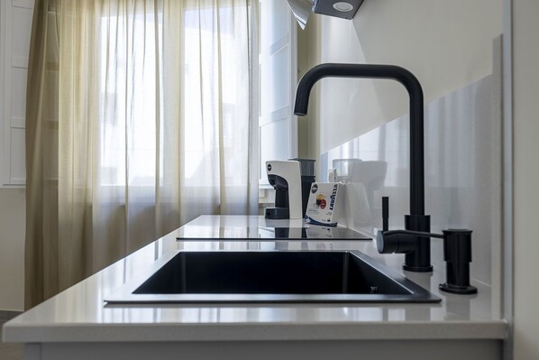 JOLANDA SEA BREEZE SCIROCCO | Dapur pribadi | Lemari es, microwave, kompor, dan mesin espresso