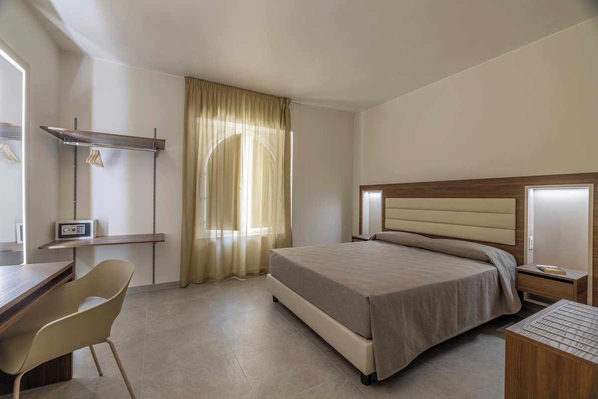 1 quarto, cofres nos quartos, escrivaninha