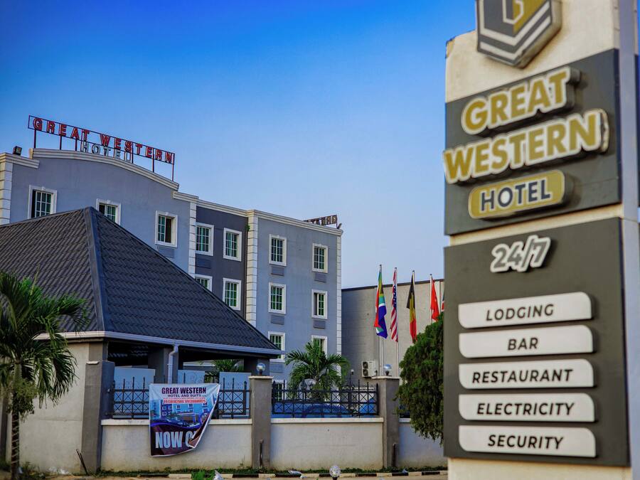 Exterior del Hotel Great Western, con un letrero que enumera servicios como alojamiento, bar, restaurante, electricidad y seguridad.