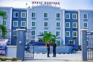 Egy szállodához vezető bejárat, amelyen egy „GREAT WESTERN HOTEL” feliratú tábla látható, és egy kapuval elzárt felhajtó vezet oda.