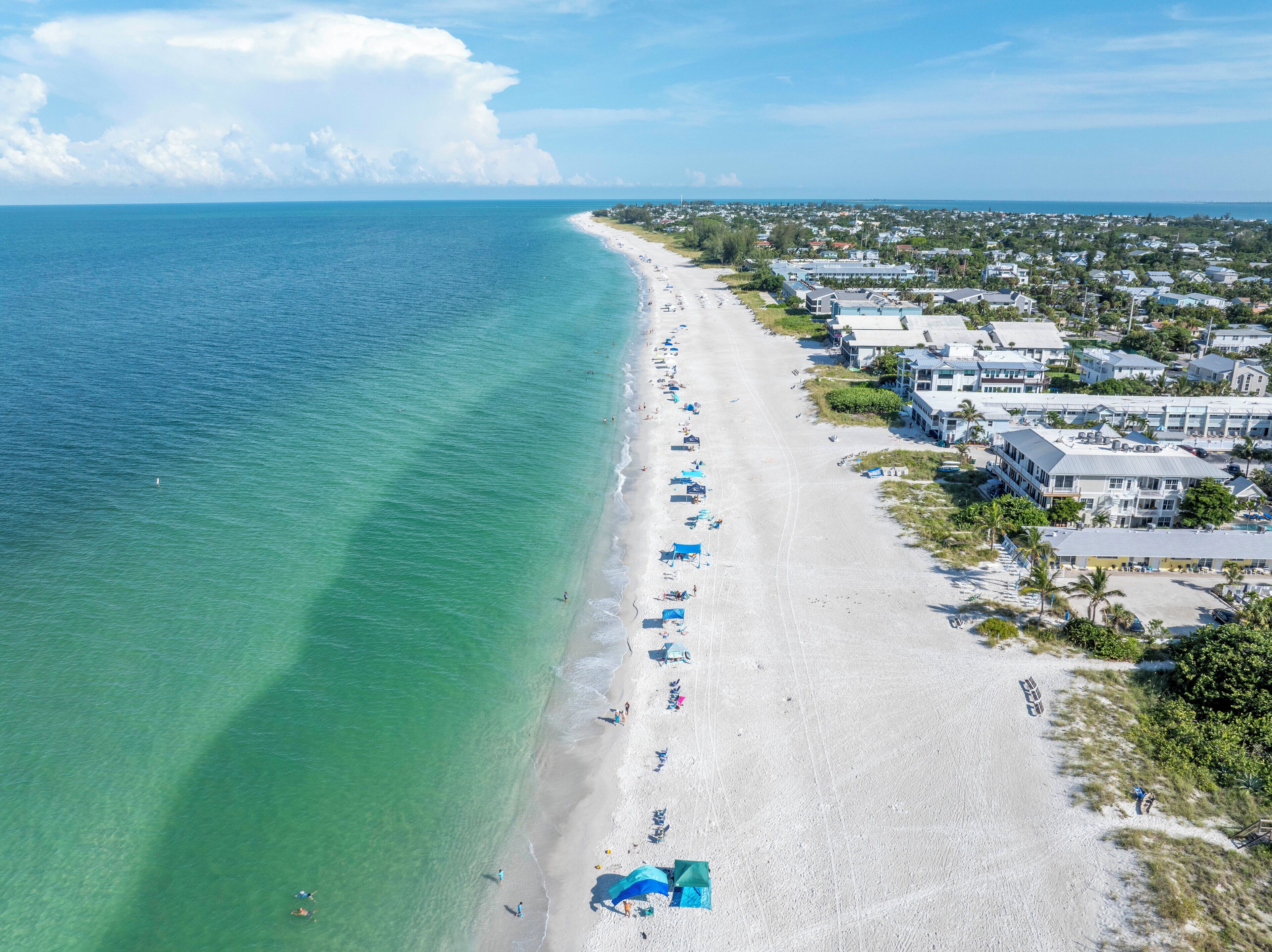 كراسي للتشمس،  مناشف للشاطئ