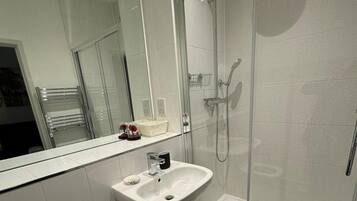 Apartment | Bathroom | Shower, towels, toilet paper