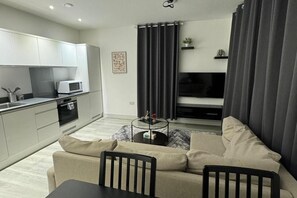 Apartment | Living area | TV - 1 Bed-sleeps 4-town Centre-10 min to Ascot- Pets (Bracknell)