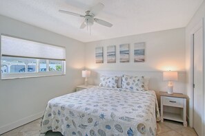 2 bedrooms, iron/ironing board, free WiFi, bed sheets - Siesta Key 2 Bed 2 Bath Gem Steps to the Sand and Surf (Siesta Key)