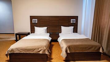 Standard-Zweibettzimmer, 2 Einzelbetten, Nichtraucher, eigenes Bad | Schreibtisch, Verdunkelungsvorhänge, Bügeleisen/Bügelbrett