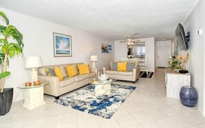TV, books - Gulf Views 2 Bed 2 Bath at Siesta Key Beach 100 Steps to the Sand (Siesta Key)