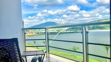 Phòng 3 Superior, lanai, quang cảnh hồ | Minibar, truy cập Internet không dây miễn phí, bộ trải giường