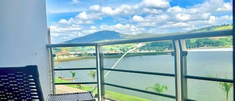 Quarto triplo superior, varanda coberta, vista para o lago | Frigobar, Wi-Fi de cortesia, roupa de cama