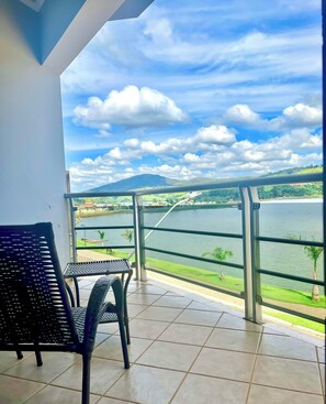 Chambre Triple Supérieure, véranda, vue lac
