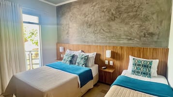 Habitación triple clásica, lanai, vista a la ciudad | Minibar, wifi gratis y ropa de cama