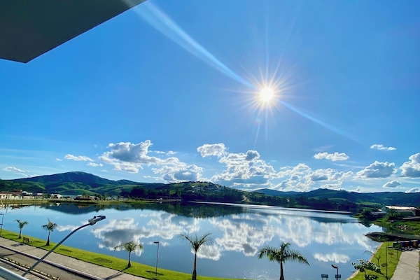 Quarto triplo superior, varanda coberta, vista para o lago | Frigobar, Wi-Fi de cortesia, roupa de cama