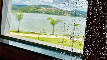 Habitación triple superior, lanai, vista al lago | Baño | Regadera, secadora de cabello, jabón, shampoo