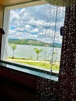 Ducha, secador de pelo, jabón, shampoo