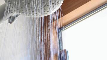 Chuveiro, secador de cabelo, sabonete, shampoo