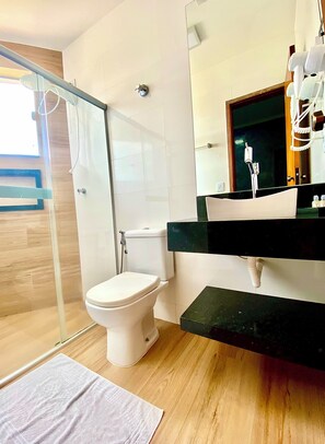 Phòng 3 Superior, lanai, quang cảnh hồ | Phòng tắm | Buồng tắm vòi sen, máy sấy tóc, xà phòng, dầu gội 