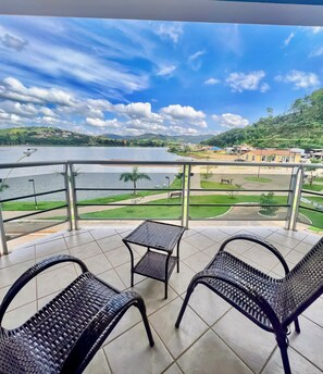 Chambre Triple Supérieure, véranda, vue lac | Vue de la chambre