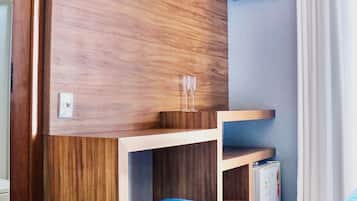 Habitación triple clásica, lanai, vista a la ciudad | Minibar, wifi gratis y ropa de cama
