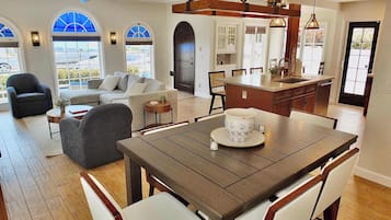 Casa, varias camas, patio, vistas al jardín (Belmont Shore Beach House) | Interior