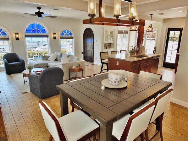 Casa, varias camas, patio, vista al jardín (Belmont Shore Beach House) | Interior