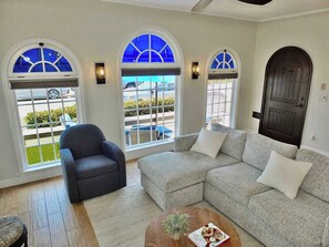 Casa, varias camas, patio, vista al jardín (Belmont Shore Beach House) | Área de sala de estar | Televisión de pantalla plana de 42 pulgadas con canales digitales