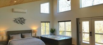 Riverfront & River-Access Luxury Lodge w/ Jacuzzi