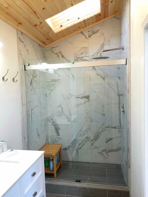 Haartrockner, Handtücher, Seife, Toilettenpapier