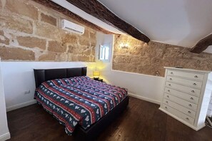 1 slaapkamer, een strijkplank/strijkijzer, wifi, beddengoed