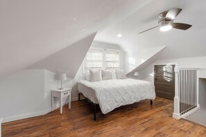 3 bedrooms, desk, iron/ironing board, internet - Newly renovated Spacious & Cozy 3Bd Home in Oakley (Cincinnati)