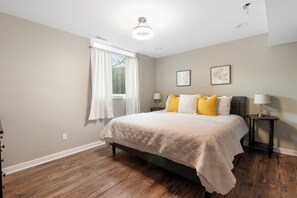 3 soverom, skrivebord, strykejern/-brett og internettilgang